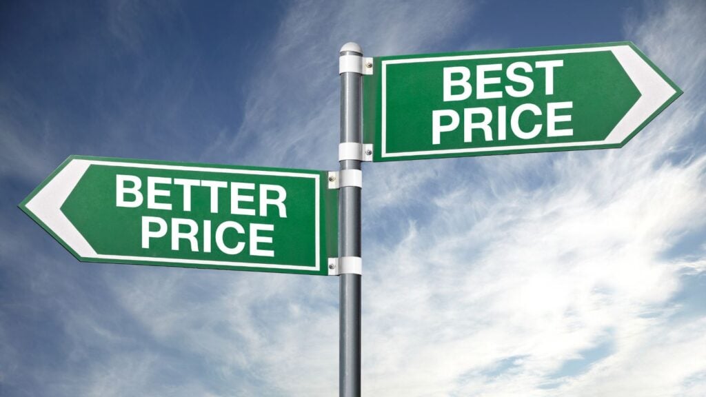 两个路标指向两个相反的方向。 右边的一个写着“最优惠的价格”，而左边的另一个则写着“更好的价格”。